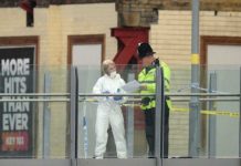 Des policiers sur le lieu de l'attentat à Manchester, le 23 mai 2017 / © AFP / Oli SCARFF