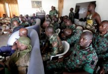 Des soldats mutins lors de négociations avec le ministre de la Défense Alain-Ricahrd Donwahi, à Bouaké, le 7 janvier 2017. © REUTERS/Thierry Gouegnon