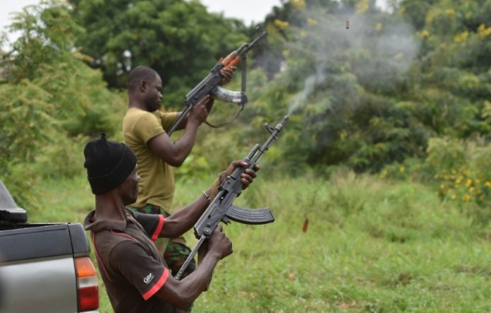 soldats-mutins Des soldats mutins, le 15 mai 2017 dans un camp militaire de Bouaké en Côte d'Ivoire / © AFP / ISSOUF SANOGO