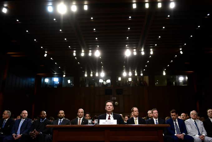 Comey dénonce les "mensonges" de la Maison-Blanche mais affirme que Trump ne lui a pas demandé d'"arrêter" l'enquête sur la Russie