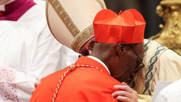 Le pape François et le cardinal Jean Zerbo au Vatican le 28 juin 2017. © REUTERS/Alessandro Bianchi