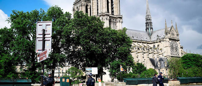 Notre-Dame-de-Paris Un policier agressé au marteau à Notre-Dame de Paris, l'assaillant blessé