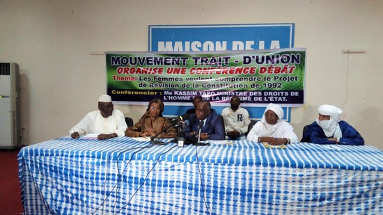 Projet de révision constitutionnel : Oumou Sall Seck, présidente du Mouvement «Trait d’Union », demande plus de communication