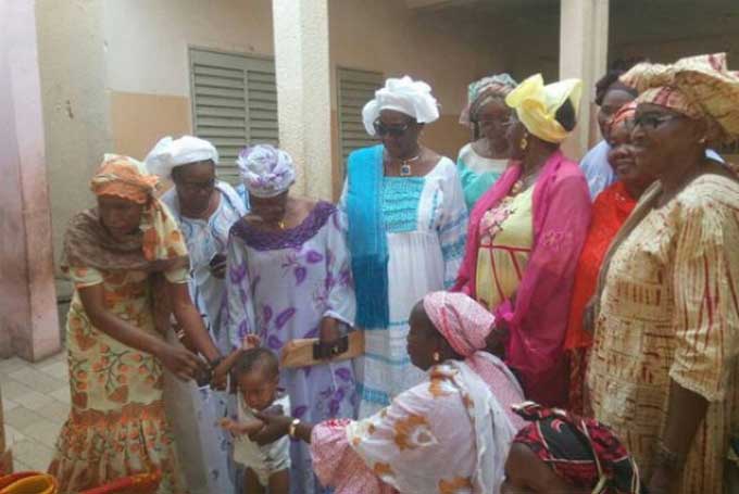 Pouponnière : Mme Sangaré Oumou Ba de cœur avec les enfants