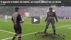 Il apporte le ballon du match... en volant debout sur un drone