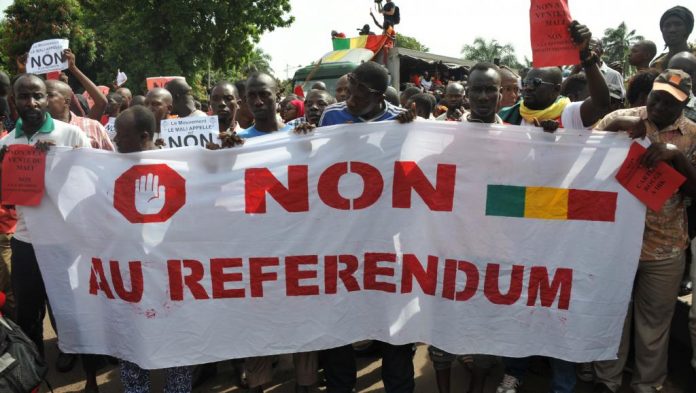 17 juin 2017. Plusieurs milliers de personnes ont manifesté à Bamako contre un référendum sur un projet de révision de la Constitution prévu le 9 juillet. © Habibou KOUYATE / AFP