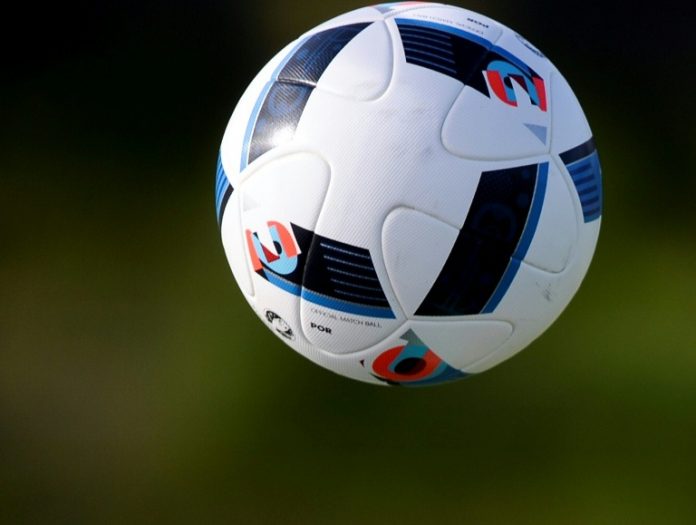 Ballon Le football sénégalais endeuillé après 8 morts samedi soir à l'issue d'un match à Dakar / © AFP/Archives / PATRICIA DE MELO MOREIRA