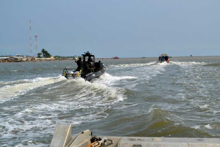 Cameroun: un navire de l'armée chavire en mer, "des dizaines" de disparus (source sécuritaire)