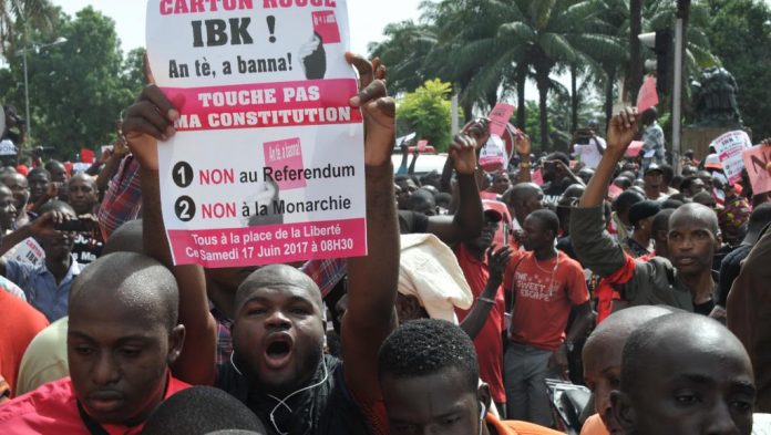 Manifestation d'opposants à la réforme de la Constitution le 17 juin à Bamako. Le slogan «Touche pas à ma constitution» a été décliné en tee-shirts et en chanson avec Master Soumy. © Habibou KOUYATE/AFP