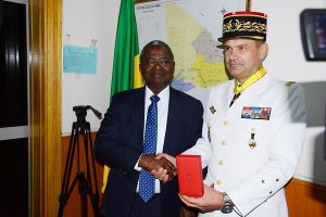 Cinq militaires de la force Barkhane décorés pour service rendu