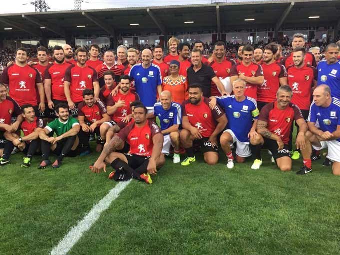 La première dame du Mali en visite en France Mme Kéita Aminata Maïga a donné le coup d'envoi d'un match de gala de  l'équipe de football de France 98 au stade Ernest wallon de Toulouse