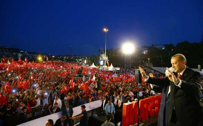 Commémoration du putsch en Turquie: Erdogan met en garde les "traîtres"