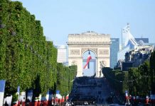 Préparatifs sur les Champs-Elysées à Paris pour le défilé militaire, le 14 juillet 2017 / © AFP / ALAIN JOCARD