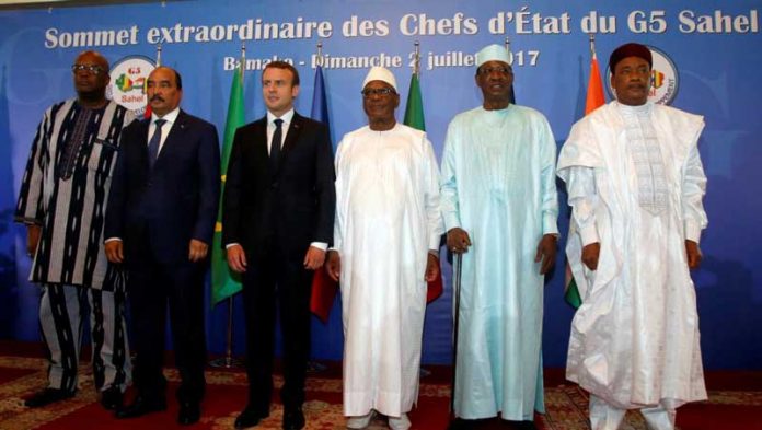 Roch Marc Christian Kabore, Ould Abdel Aziz, Emmanuel Macron, Ibrahim Boubacar Keita, Idriss Deby et Mahamadou Issoufou ce 2 juillet 2017 à Bamako. © REUTERS/Luc Gnago