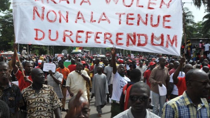 Le gouvernement a bon espoir que l'opposition au référendum s'essouffle progressivement. © AFP/Habibou Kouyate