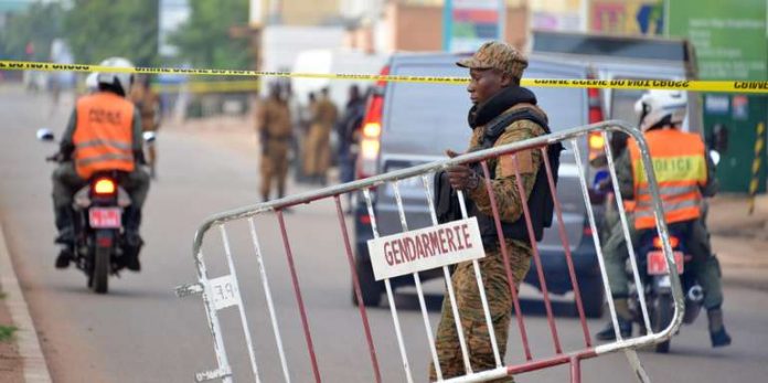 A Ouagadougou (Burkina Faso), le 14 août 2017, au lendemain de l’attentat meurtrier contre le café-restaurant Aziz Istanbul. CRÉDITS : AHMED OUOBA / AFP