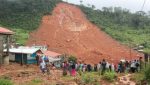 Tout un pan de colline a été arraché par les pluies, lundi 14 août à Regent, en Sierra Leone, causant plusieurs centaines de morts. © REUTERS/ Ernest Henry
