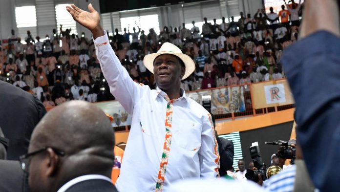 Alassane Ouattara Le président Alassane Ouattara salue ses partisans et les membres du parti lors de son allocution au congrès du RDR qui s'est tenu au Palais des sports d'Abidjan, le 10 septembre 2017. © ISSOUF SANOGO / AFP