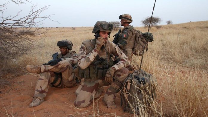 Des soldats de Barkhane, dans la région de Ménaka, dans le cadre de l'opération Garikou (photo d'archives). © RFI/ Anthony Fouchard