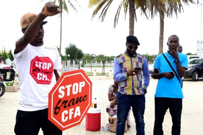 Manifestation contre le franc CFA à Dakar le 16 septembre 2017 / © AFP / SEYLLOU
