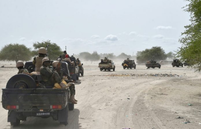 Un convoi de l'armée nigérienne arrive dans la ville de Bosso le 17 juin 2016 après une attaque perpétrée par Boko Haram / © AFP/Archives / ISSOUF SANOGO