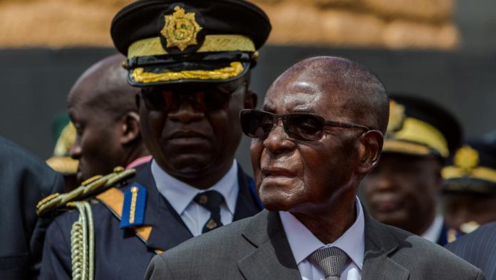 Le gouvernement du président zimbabwéen Robert Mugabe est accusé d'avoir utilisé les revenus de l'exploitation de diamants pour financer les services de renseignements. © Jekesai NJIKIZANA / AFP