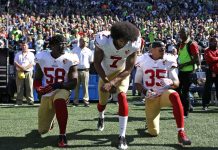 Les joueurs des 49ers de San Francisco, Eli Harold, Colin Kaepernick et Eric Reid protestent pendant l'hyme américain, le 25 septembre 2016.