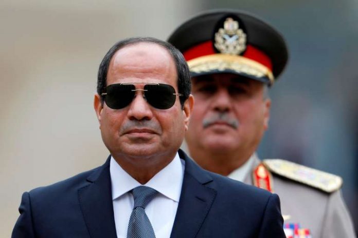 Le président égyptien Abdel Fattah al-Sisi aux Invalides à Paris le 24 octobre. CRÉDITS : CHARLES PLATIAU / AFP