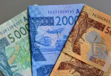 Les économistes sont divisés sur les coûts et les bénéfices du franc CFA, à la fois garant de stabilité mais monnaie trop forte pour des pays aux économies fragiles CRÉDITS : ISSOUF SANOGO/AFP