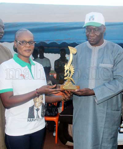 Pour services rendus au sport malien : Le président du Cnosm Habib Sissoko honoré par la directrice du Centre Olympafrica de Banankabougou par un Ciwara