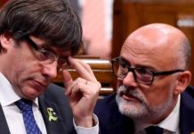 Le président catalan Carles Puigdemont et Lluis Corominas, chef de groupe "Junt pel Si" au parlement © afp.