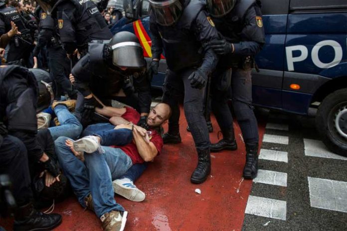 Heurts entre la police et des partisans de l'indépendance de la Catalogne devant le bureau de vote de Ramon Llull à Barcelone le 1er octobre 2017 / © AFP / Fabio Bucciarelli
