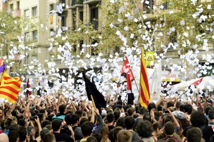 Catalogne-- Des manifestants en faveur de l'indépendance de la Catalogne jettent des bulletins de votent en l'air, le 3 octobre 2017 à Barcelone / © AFP / PIERRE-PHILIPPE MARCOU