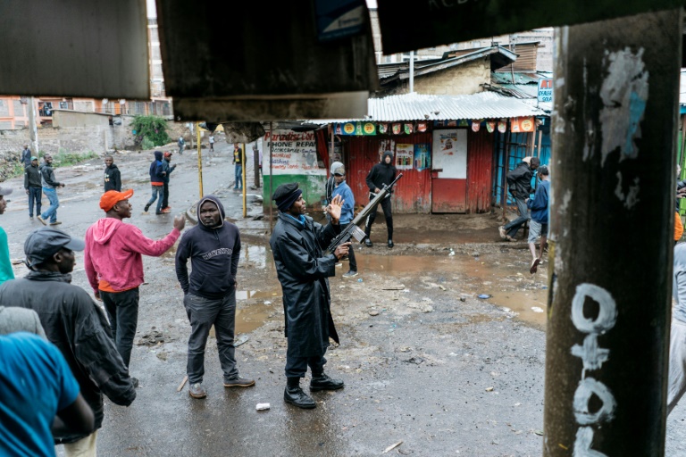 Kenya: la police disperse des opposants bloquant l'accès aux bureaux de vote