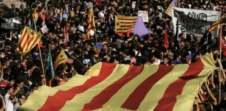 Des étudiants catalans indépendantistes lors d'une manifestation, le 26 octobred 2017 à Barcelone / © AFP / PAU BARRENA