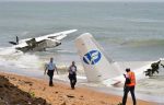 L'épave de l'avion qui s'est abîmé au large d'Abidjan (Côte d'Ivoire) faisant 4 morts et 6 blessés le 14 octobre 2017. — ISSOUF SANOGO / AFP