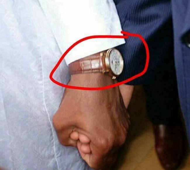 Visite présidentielle à Sikasso : Quand le protocole du président reprend la montre offerte par IBK à un vieux