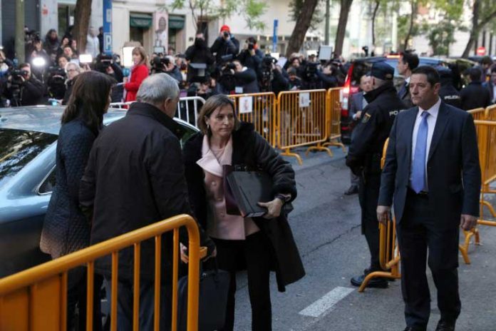 Carme-Forcadell- La présidente indépendantiste du Parlement régional de Catalogne Carme Forcadell arrive à la Cour suprême de Madrdi, le 9 novembre 2017 / © AFP / STR
