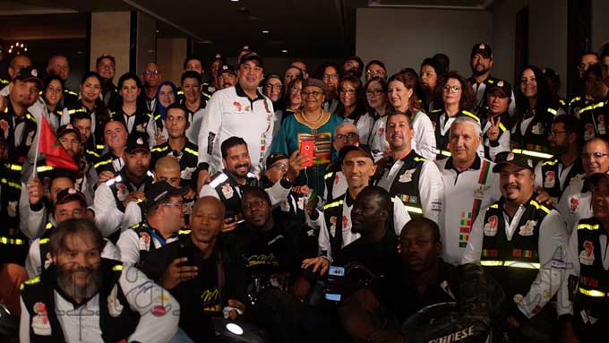 5ème tour international de solidarité des " motos " (étape de Bamako) : Mme Kéïta Aminata Maïga récompensée par  "La Chemise symbolique du Rallye édition 2017"
