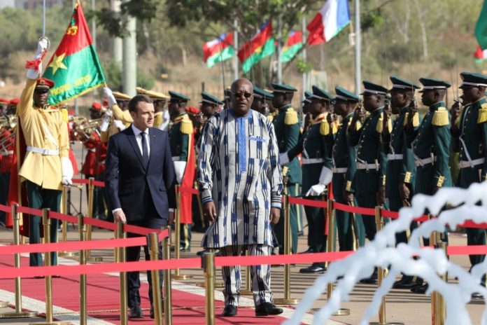 Le président français Emmanuel Macron (g) et son homologue du Burkina Faso Roch Marc Christian Kaboré, le 28 novembre 2017 à Ouagadougou / © POOL/AFP / LUDOVIC MARIN