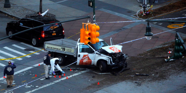 Police investigate a vehicle allegedly used in a ramming incident on the West Side Highway in Manhattan, New York. ANDREW KELLY / REUTERS L'auteur de l'attentat de Manhattan, un Ouzbek arrivé aux Etats-Unis en 2010.