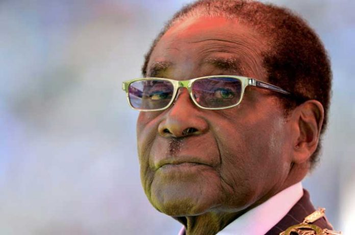 Le président zimbabwéen Robert Mugabe, le 22 août 2013 à Harare / © AFP/Archives / ALEXANDER JOE