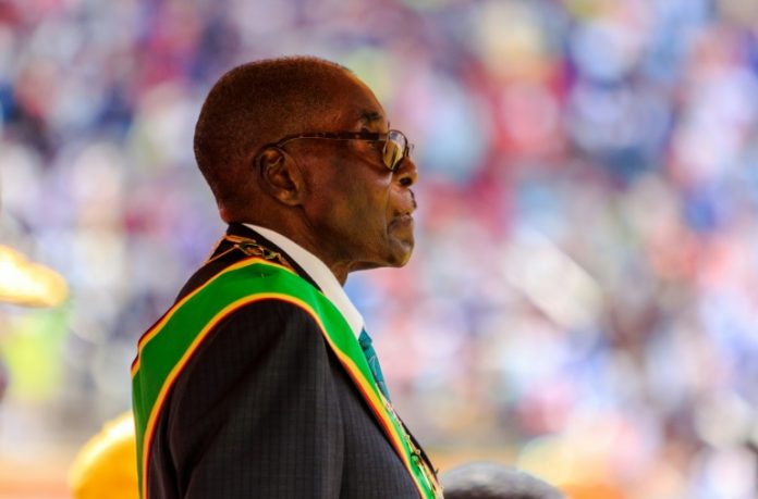 Le président zimbabwéen Robert Mugabe, à Harare, le 18 avril 2017 / © AFP/Archives / Jekesai NJIKIZANA