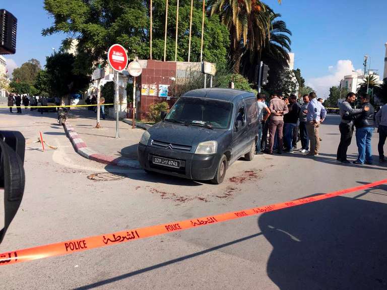 Deux policiers poignardés devant le Parlement tunisien