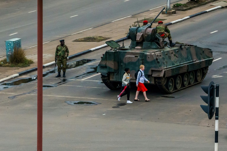 Zimbabwe: le président Mugabe détenu par l'armée déployée dans la capitale