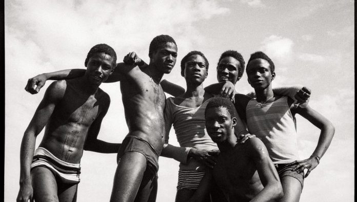 Malick Sidibé : « A la plage » (1974). Tirage gélatino-argentique. 51 x 61 cm. Courtesy galerie du jour agnès b. Malick Sidibé