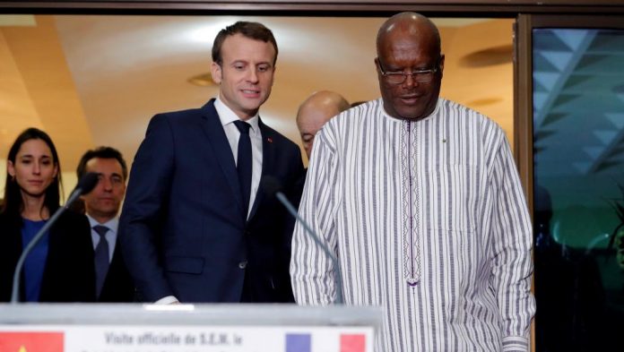 Le président français Emmanuel Macron est accueilli à l'aéroport de Ouagadougou, le 27 novembre 2017, par son homologue burkinabè, Roch Marc Christian Kaboré. © REUTERS/Philippe Wojazer