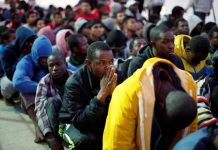 Des migrants sur une base navale à Tripoli, après avoir été secourus en mer par la marine libyenne, le 4 novembre 2017. © REUTERS/Ahmed Jadallah