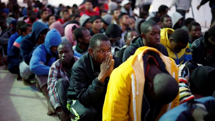 Des migrants sur une base navale à Tripoli, après avoir été secourus en mer par la marine libyenne, le 4 novembre 2017. © REUTERS/Ahmed Jadallah