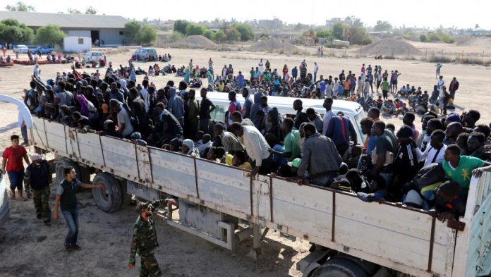 Des migrants interpellés à Sabratha sont transportés dans un centre de détention, le 7 octobre 2017. © REUTERS/Hani Amara